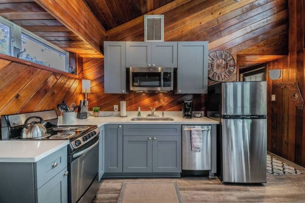 Refrigerador, microondas, horno y parrilla de estufa 