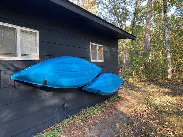 A cabin with two blue kayaks attached to the exterior wall. - Newly Renovated Cozy and Peaceful River Retreat (Crosslake)