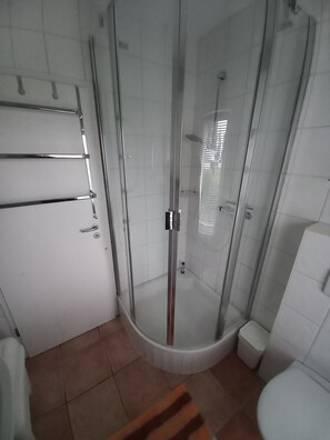 Dusche, Haartrockner, Toilettenpapier