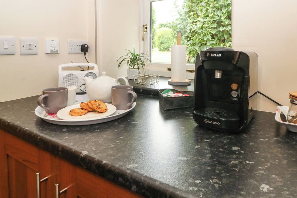 FENNS BARN, family friendly, character holiday cottage in Leek