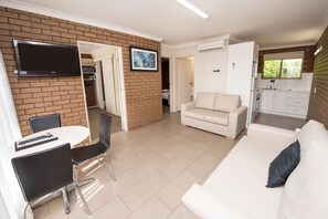 Premium appartement, 1 slaapkamer | Woonruimte | Televisie