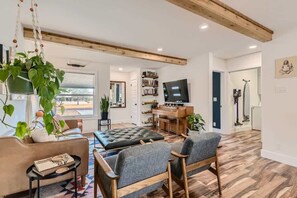 Fernseher, Videospiele, Bücher, Arbeitsbereiche