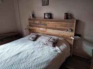 4 slaapkamers, een strijkplank/strijkijzer, wifi, beddengoed