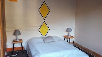 4 bedrooms, iron/ironing board, WiFi, bed sheets