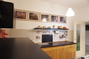 Kühlschrank, Mikrowelle, Herdplatte, Geschirrspüler