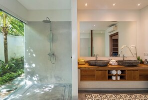 Hair dryer, towels, soap, shampoo - Luxury and TOP Location in Canggu! (Canggu)