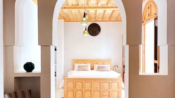 Ropa de cama de alta calidad y caja de seguridad en la habitación