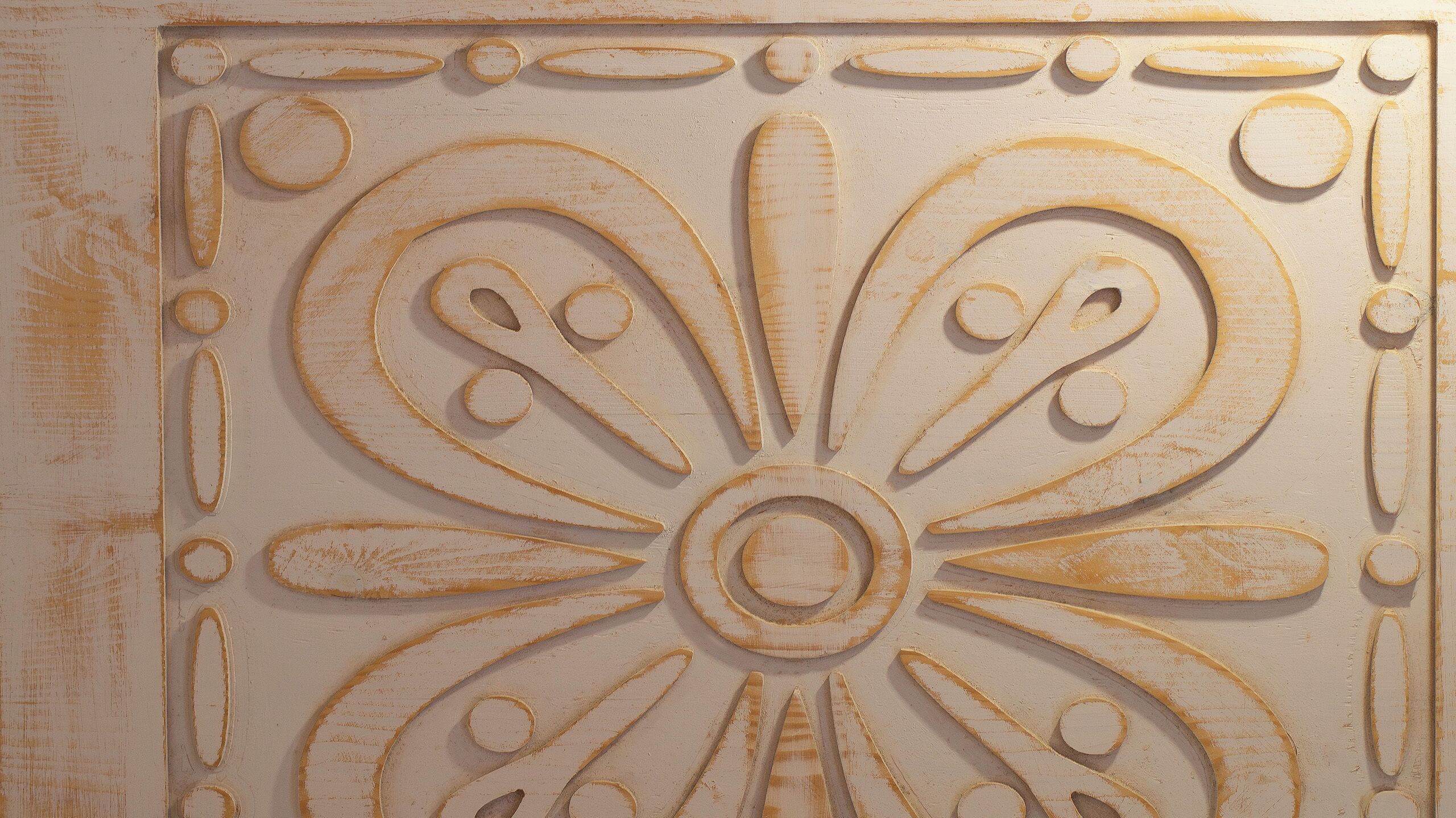 Ein dekoratives Paneel mit einem zentralen floralen Motiv und umlaufenden geometrischen Formen.