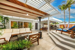 Outdoor dining - NEW! Gorgeous Villa: 3BD Home with POOL in Pacific Beach, Firepit, & AC! (San Diego)