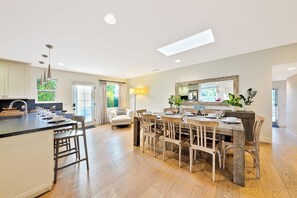 Dining - NEW! Gorgeous Villa: 3BD Home with POOL in Pacific Beach, Firepit, & AC! (San Diego)