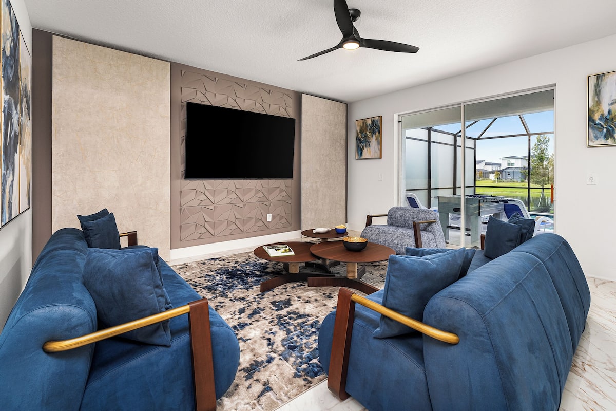 7 Bedroom Estate with Pool | Living room | Smart TV