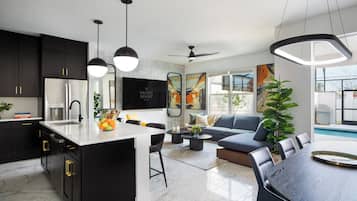 Townhome (4 Bedroom Townhome) | Vardagsrum | Smart-tv