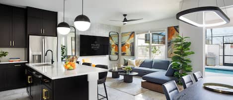 Casa adosada (4 Bedroom Townhome) | Zona de estar | Una Smart TV