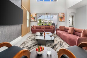 6 Bedroom Estate with Pool | Living area