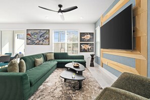 타운홈 (5 Bedroom Townhome) | 거실 공간 | 스마트 TV