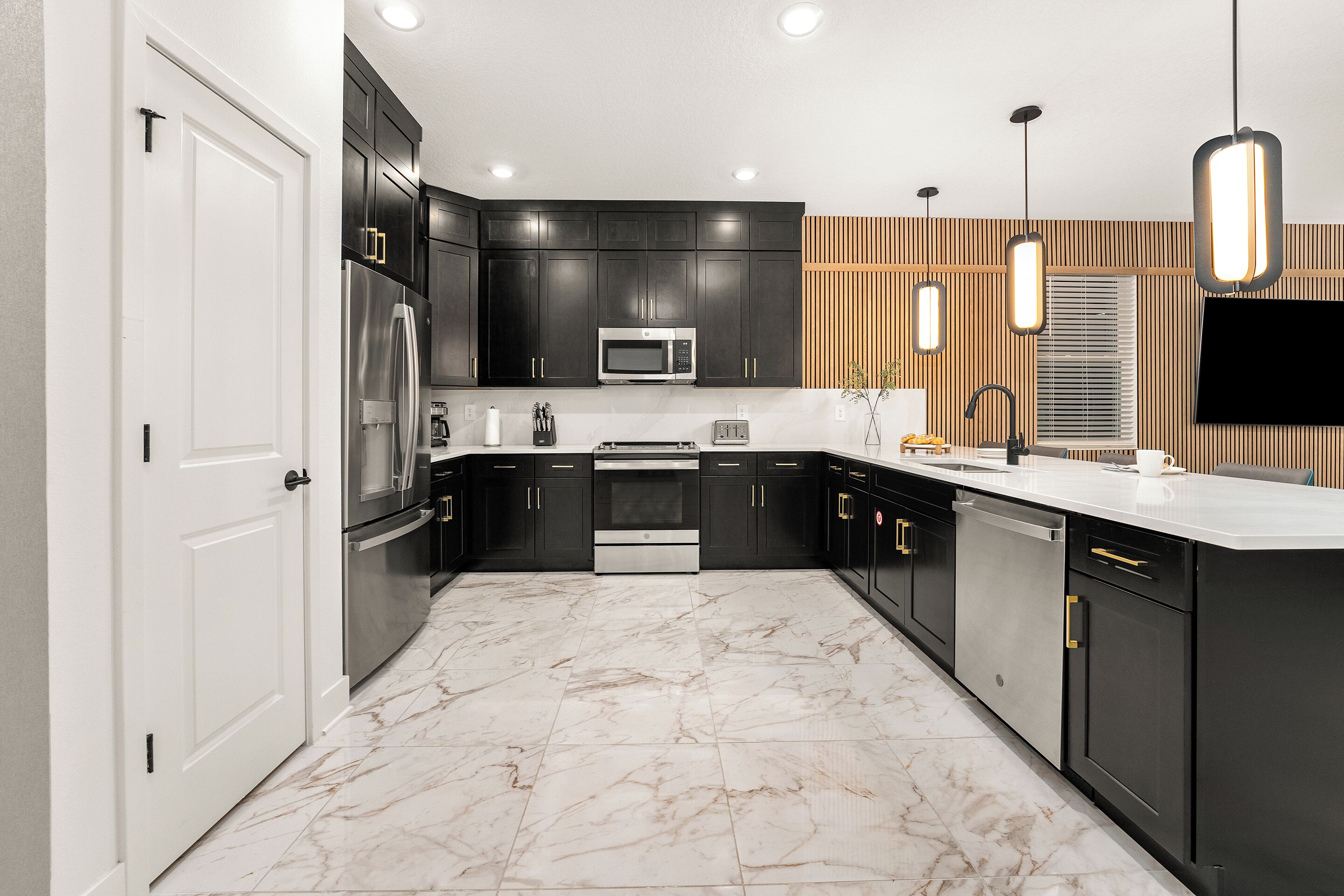 独立别墅 (9 Bedroom Home) | 私人厨房 | 大冰箱、微波炉、烤箱、炉灶