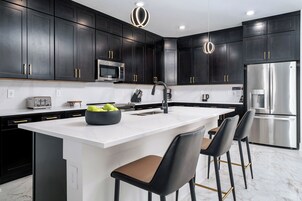 独立别墅 (7 Bedroom Home) | 私人厨房 | 大冰箱、微波炉、烤箱、炉灶