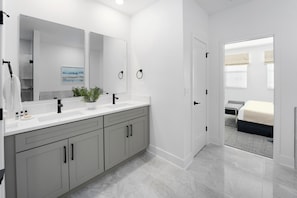 Casa (6 Bedroom Home with Movie Theater) | Baño | Secadora de cabello, toallas, jabón, shampoo 