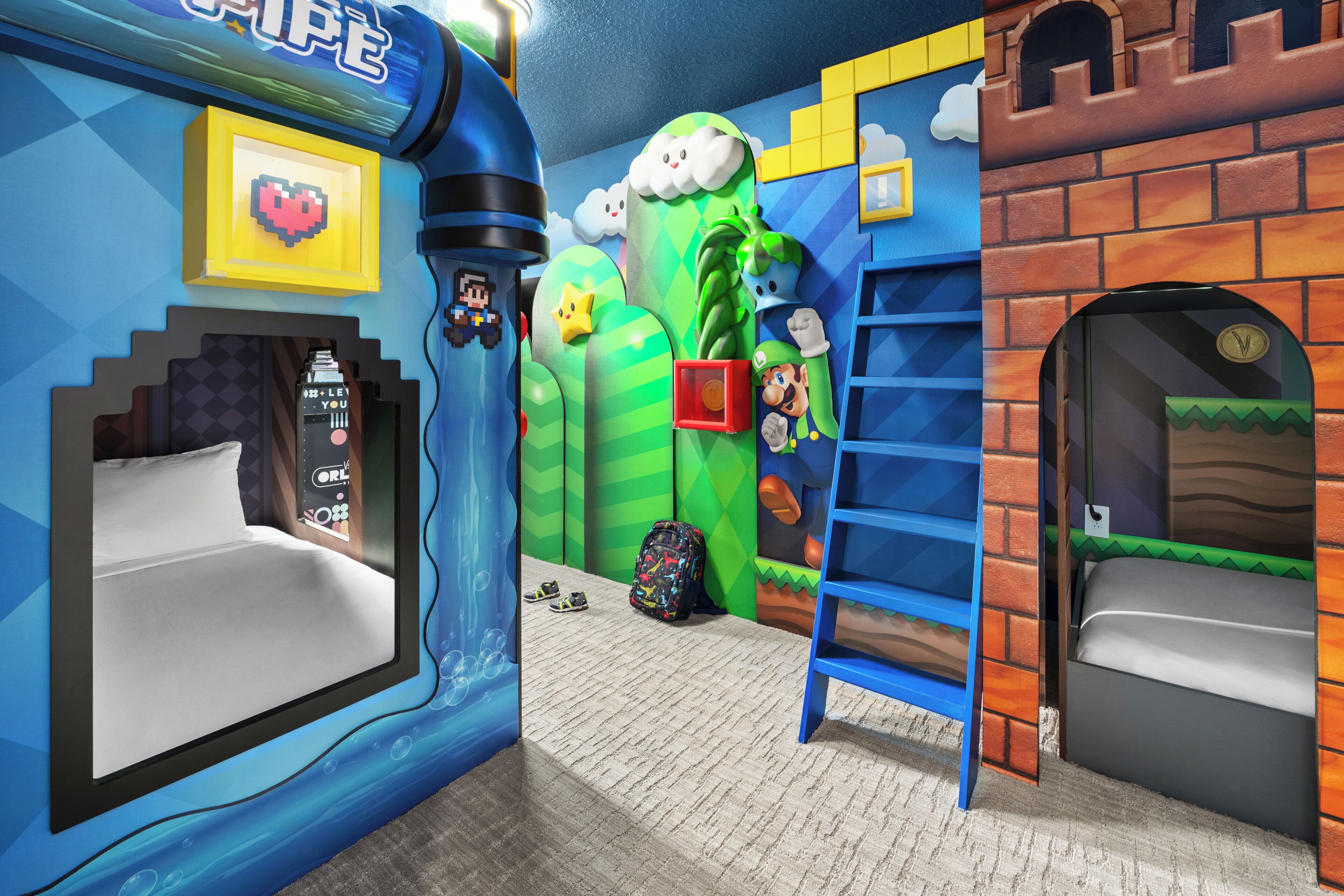 Une salle de jeux pour enfants avec un lit, une échelle et un mur décoré de personnages de dessins animés.