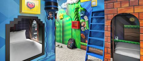 Une salle de jeux pour enfants avec un lit, une échelle et un mur décoré de personnages de dessins animés.