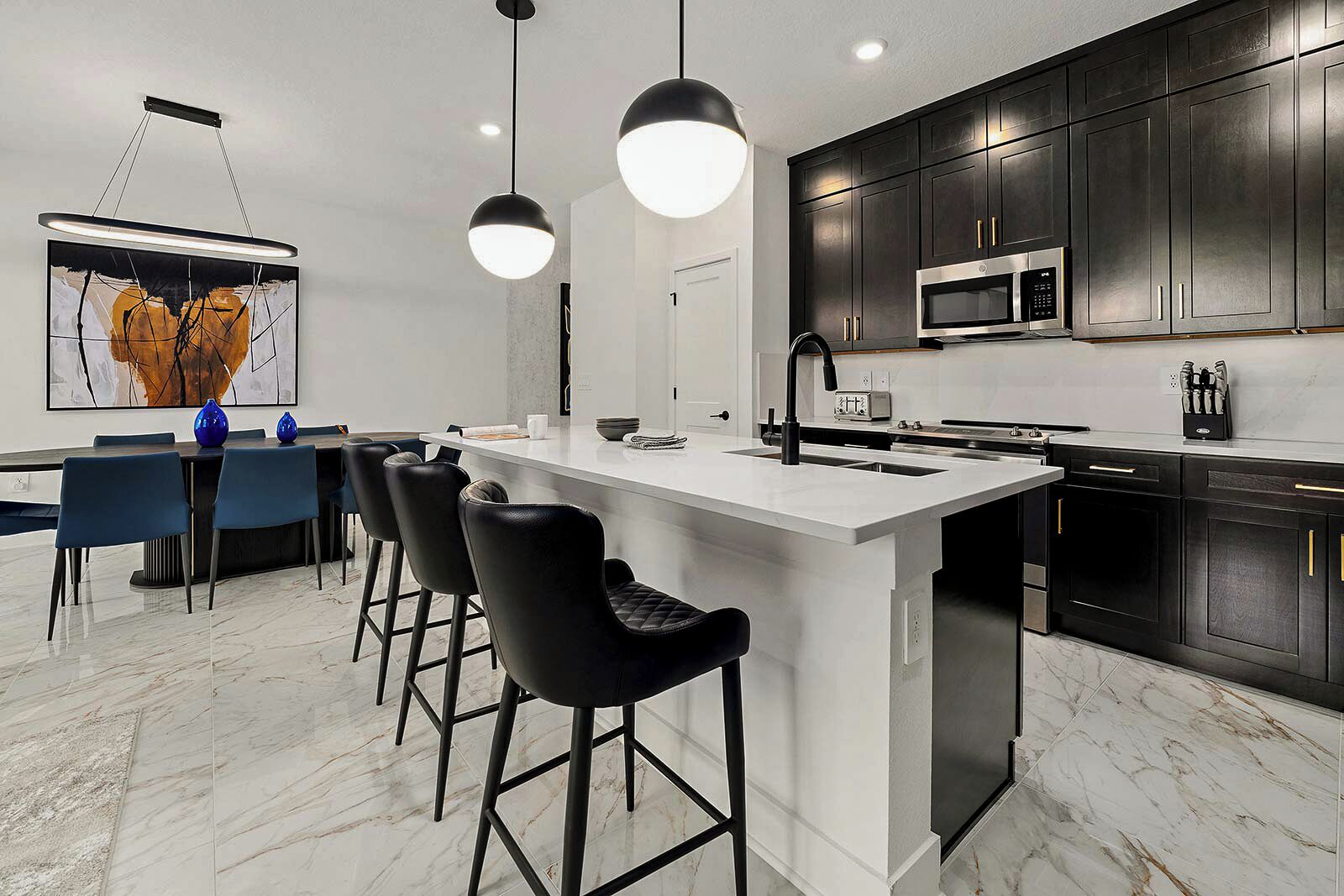 وحدة سكنية متصلة (4 Bedroom Townhome) | مطبخ خاص | ثلاجة/مجمد بحجم كبير، ميكرووي ف، فرن، موقد طهي مسطح