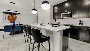 وحدة سكنية متصلة (4 Bedroom Townhome) | مطبخ خاص | ثلاجة/مجمد بحجم كبير، ميكروويف، فرن، موقد طهي مسطح