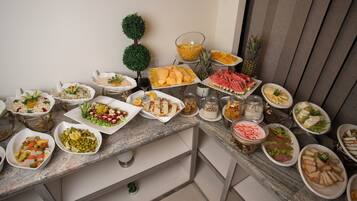 Café da manhã com buffet todos os dias mediante uma taxa