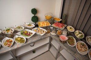 Se ofrece un desayuno bufé todos los días (por un coste adicional)