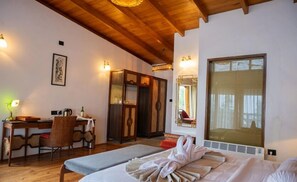 Deluxe Double Room | Soundproofing, iron/ironing board, free WiFi - TIMILO BOUTIQUE (Tawang)