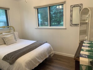 6 bedrooms, travel cot, WiFi, bed sheets