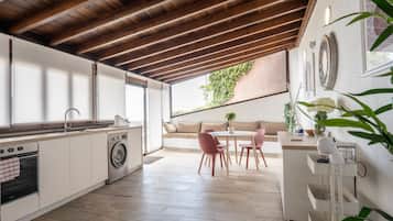 Køleskab, ovn, opvaskemaskine, kaffe-/temaskine