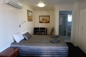 Deluxe Room, 1 Queen Bed | Iron/ironing board, free WiFi, bed sheets