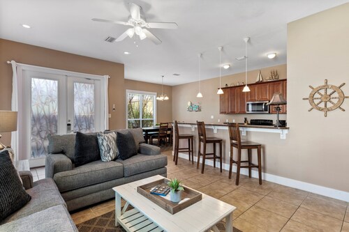 ~Private Home w/ Pool~ 3Br/3Ba ~ Sleeps 8!