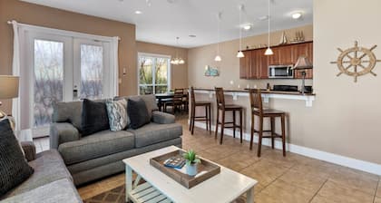 ~Private Home w/ Pool~ 3Br/3Ba ~ Sleeps 8!