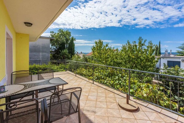 Outdoor dining - Holiday apartment mit Klimaanlage und Terrasse in Strandnähe (Crikvenica)