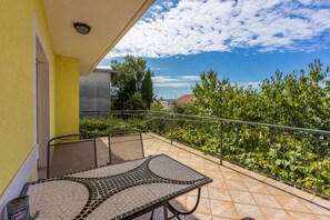 Outdoor dining - Holiday apartment mit Klimaanlage und Terrasse in Strandnähe (Crikvenica)