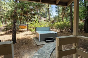Outdoor spa tub - WALK to SLOPES! HOT TUB, Adorable Cabin, GAME ROOM, Fire pit! ROMANTIC! (Big Bear Lake)