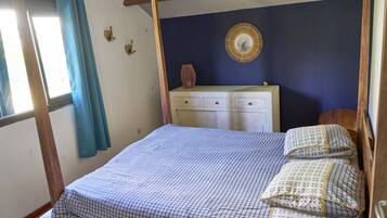 3 bedrooms, iron/ironing board, travel cot, WiFi