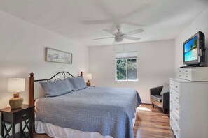 2 bedrooms, iron/ironing board, WiFi, bed sheets - Ocean Walk • Heated Pool + Lake Views • Walk to Pier Village (St Simons)