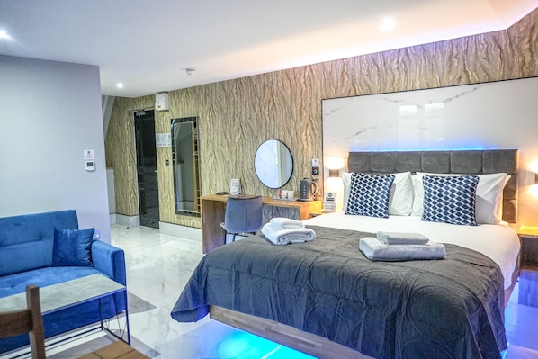 Exclusive Suite, Ensuite | Premium bedding, individually decorated, individually furnished - The Arundell Hotel (Boston)