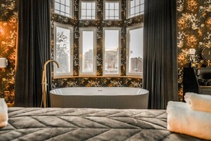 Suite superior, baño privado | Baño | Ducha, cabezal de ducha con hidromasaje y toallas