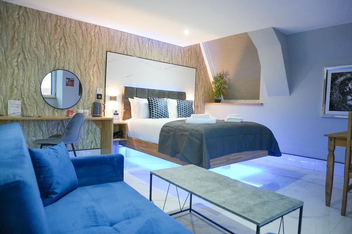 Suite exclusiva, baño en la habitación | 1 habitación, ropa de cama de alta calidad y decoración personalizada