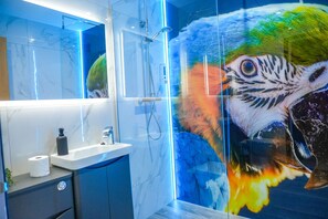 Chambre Double Supérieure, salle de bains attenante, vue ville | Salle de bain | Douche, douche hydromassante, serviettes fournies