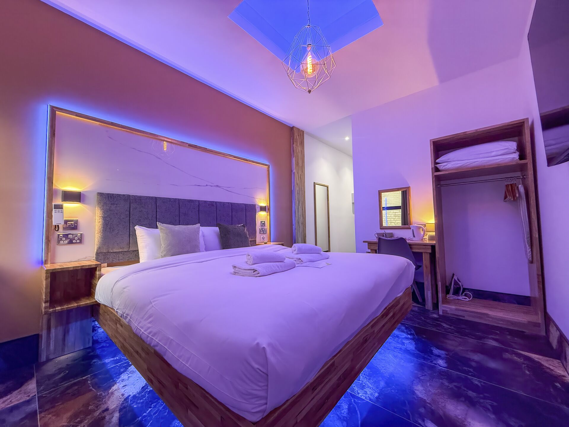 特級雙人房, 獨立浴室 (With Air Conditioning) | 高級寢具、獨特設計、獨特裝修、手提電腦工作空間