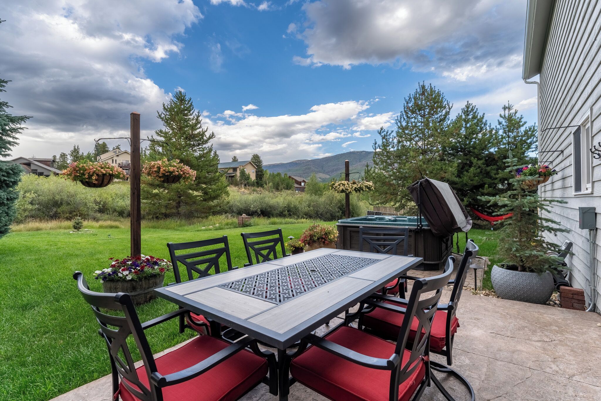 Private Hot Tub, Gas Fireplace, Large Backyard, Private  2-car Garage