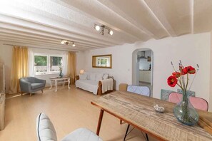 TV - Holiday apartment with pool in idyllic surroundings (Tribalj)