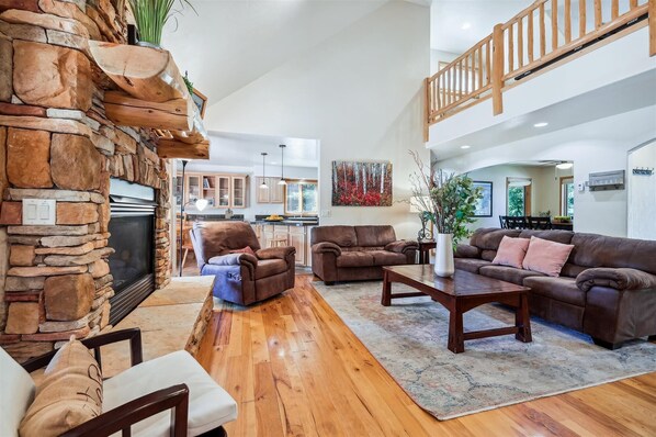 テレビ、暖炉、卓球台