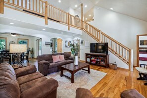 テレビ、暖炉、卓球台