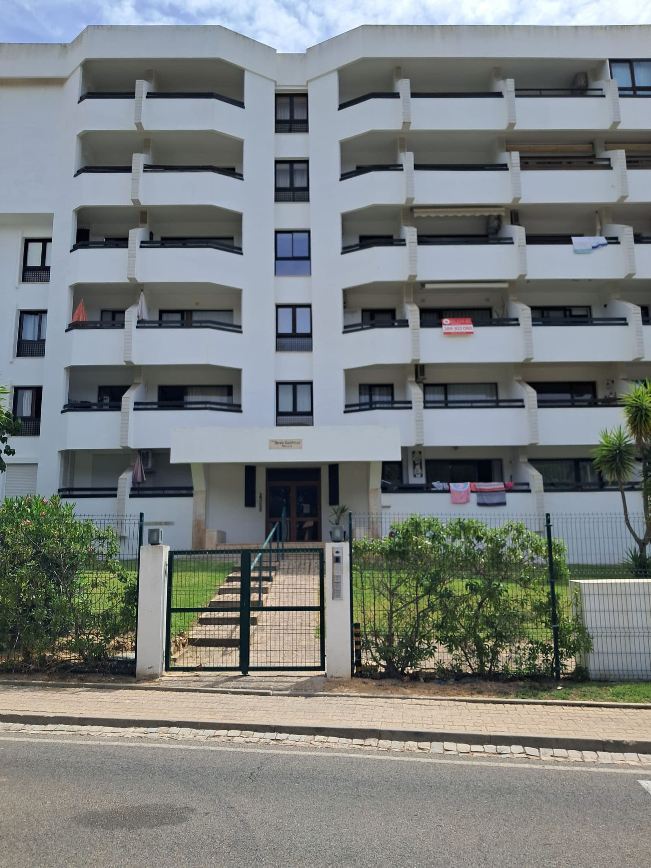 En byggnad med flera våningar och en symmetrisk fasad, med balkonger på varje våningsplan.