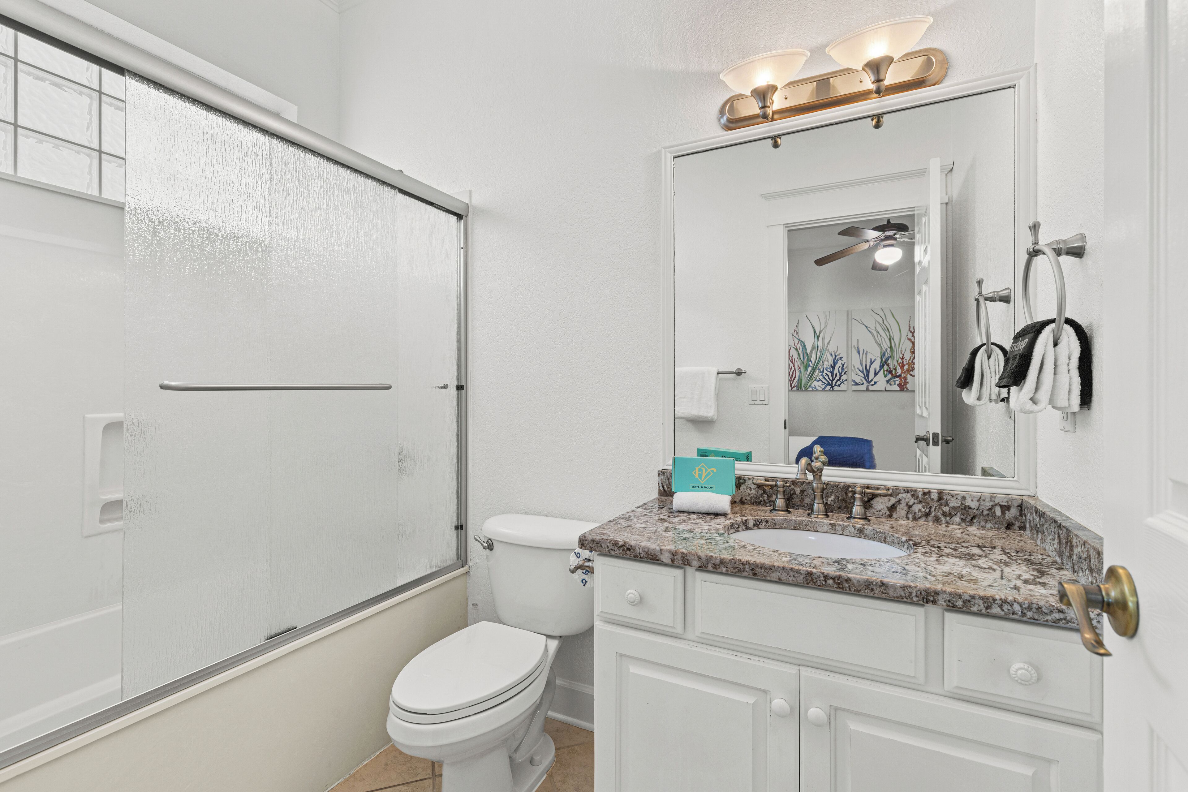 Un baño con inodoro, lavabo y ducha.